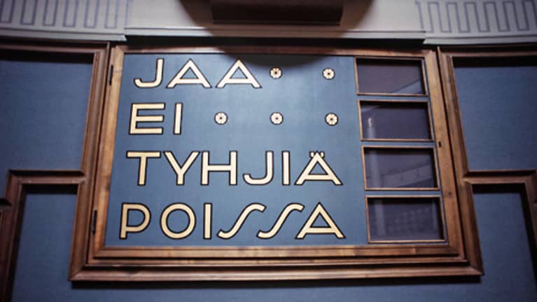 Eduskunnan äänestystaulu tyhjänä.