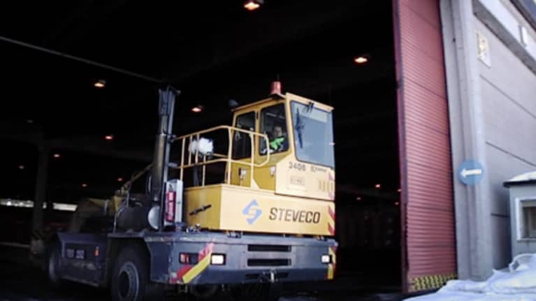 Stevecon auto Kotkan satamassa.