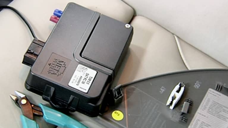 Autoon asennettava musta laatikko.