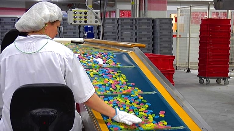 Hedelmäkarkkien valmistusta Fazer makeisten Lappeenrannan tehtaalla.