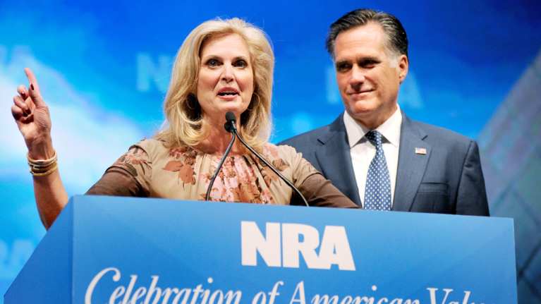 Ann ja Mitt Romney NRA:n puhujanpöntössä.