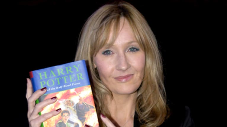 J. K. Rowling Potter-kirja käsissään