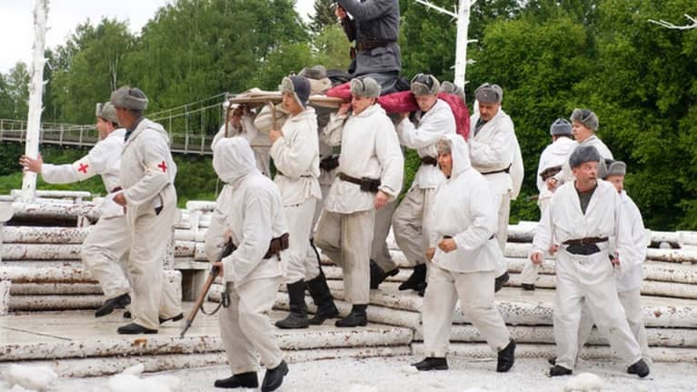 Taipaleenjoki -oopperaan Antti Kortesniemi loi lavasteilla talvisodan tunnun.