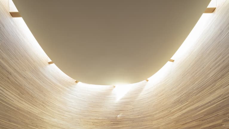 Puinen valoisa kappeli.