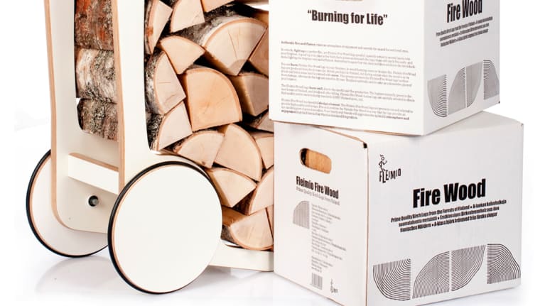 Sisustushalkoja kärryissä ja laatikoissa.