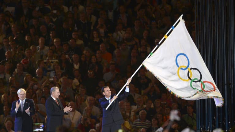 Olympialippu luovutettiin Rio de Janeiron pormestarille, Eduardo Paesille.