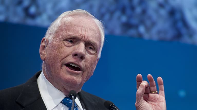 Neil Armstrong puhumassa John Glennin Friendship 7 -lennon 50-vuotisjuhlapäivällisillä.