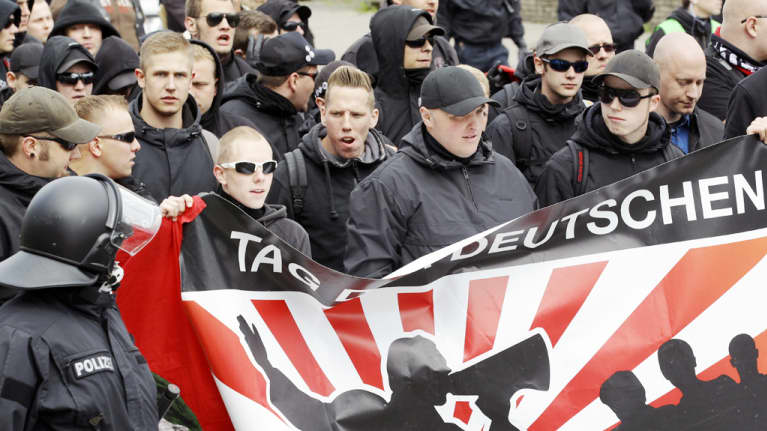 Saksalaiset äärioikeiston kannattajat marssivat Hampurissa 