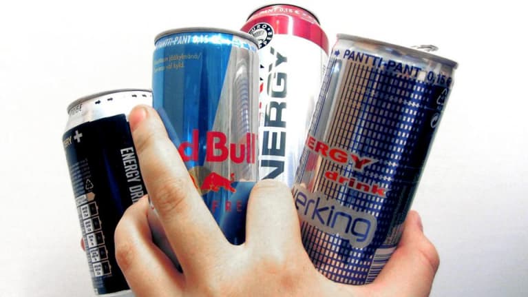 Energiajuomatölkkejä ihmisen kädessä. 