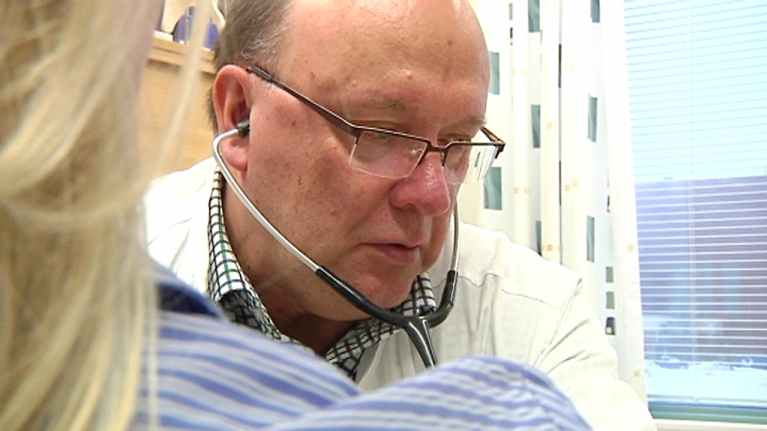 Boliden Kokkolan työterveyslääkäri Raimo Kerttula mittaa potilaan verenpainetta.