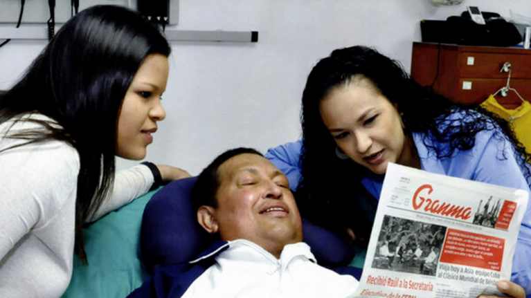 Hugo Chavez lukee tyttäriensä kanssa lehteä havannalaisessa sairaalassa.