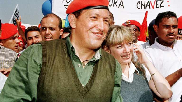 Chávez vaimonsa kanssa vaalimarssilla.