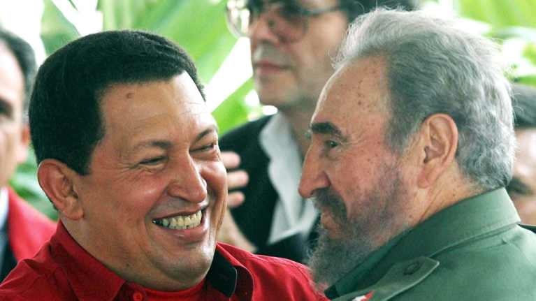 Hugo Chávez ja Fidel Castro halaavat.