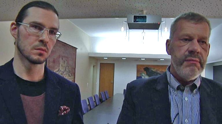 Iisakki Kiemunki ja Kari Ilkkala (oik.) Hämeenlinnan kaupunginhallituksen kokoushuoneessa