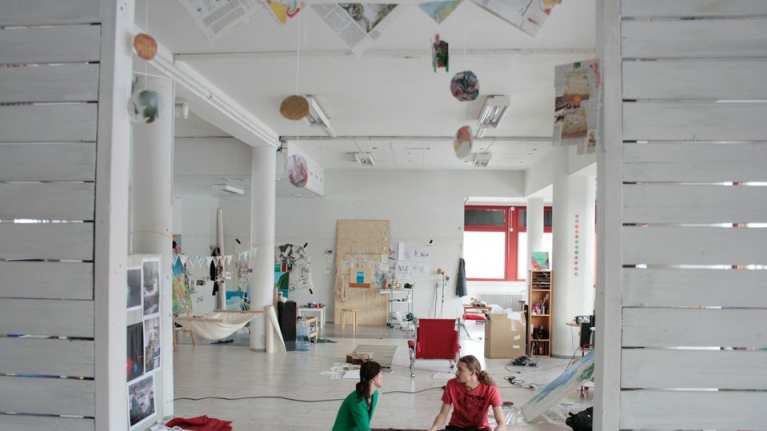 Kulttuuriyhdistys VALSA Ry:n puheenjohtaja Eveliina Paksuniemi ja tilan löytänyt Mikko Kunnari pitävät palaveria.