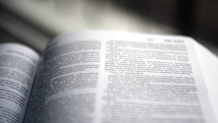 Lakikirjan sivu liittyen lapsen seksuaaliseen hyväksikäyttöön.