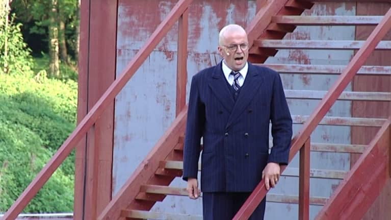 Jyrki Anttila laulaa Kekkosen roolin Ilmajoen musiikkijuhlilla 2013. 