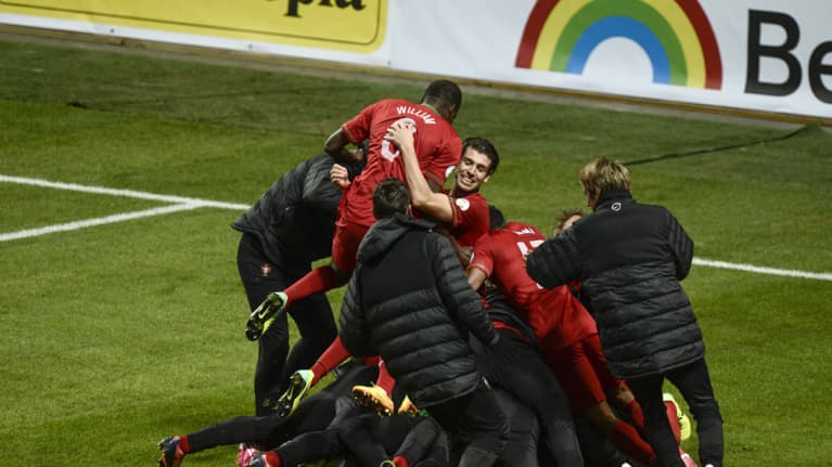 Portugalin pelaajat juhlivat Cristiano Ronaldon maalia.