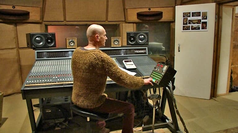 Juuso Nordlund analogisen äänipöydän äärellä