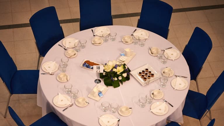 Koskematon ruokapöytä.