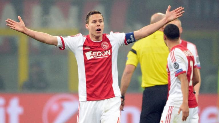 Ajaxin Niklas Moisander levittää kätensä reagoidessaan tilanteeseen.