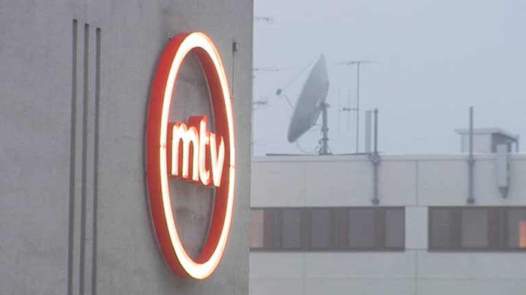 MTV:n logo rakennuksen seinällä.