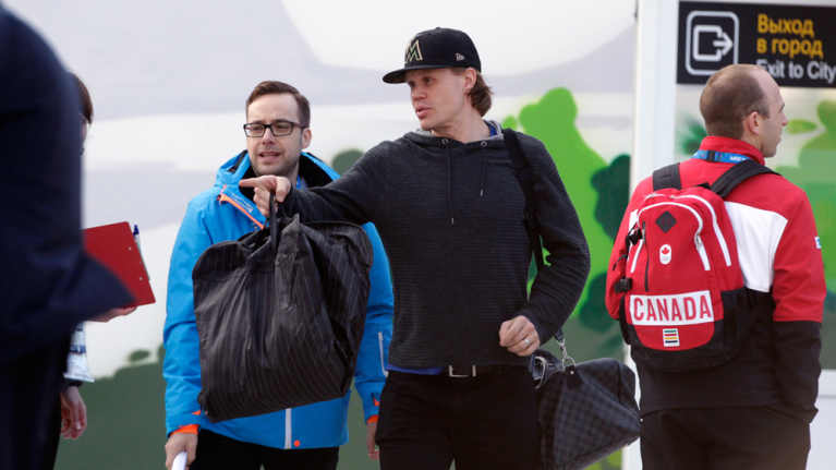 Olli Jokinen viittilöi lentokentällä.