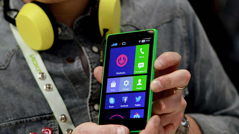 Android-pohjaista käyttöjärjestelmää käyttävä Nokia XL -puhelin.