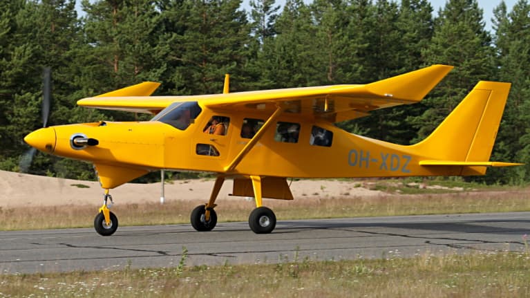 Keltainen Comp Air 8 -lentokone