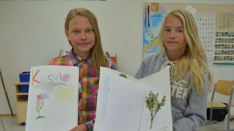 Kuudesluokkalaiset Nina Parkkari ja Emmi Salminen esittelevät kasvioitaan. 