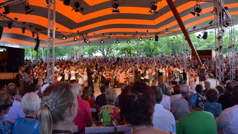 Kuva Kaustisen festivaalien päälavalta.