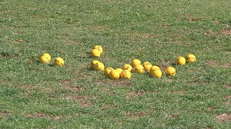 keltaisia golfpalloja nurmella