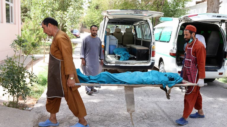 Surmatut avustustyöntekijät kuljetettiin Heratin siaraalaan 24. heinäkuuta.