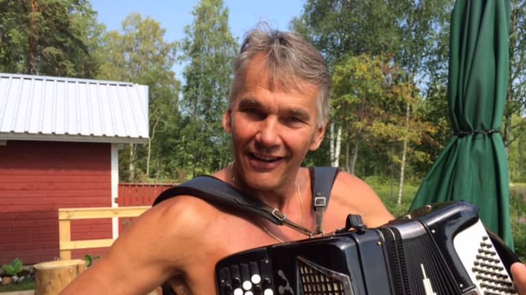 Näyttelijä Pekka Räty sanoi yli 40 vuotta sitten TV:ssä kaksi sanaa ...