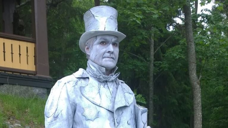 Juha Haanperä Carl Otto Rehbinderin patsaana