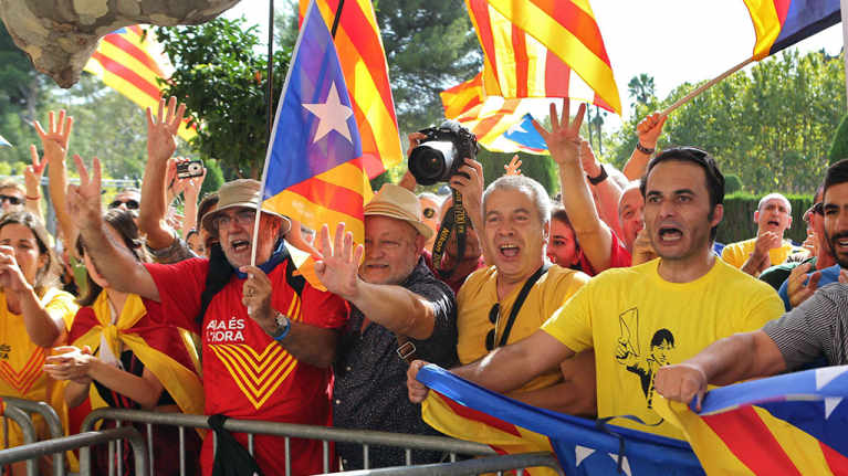 Katalonian itsenäisyyden kannattajat odottivat kokouksen tuloksia parlamenttitalon edustalla Barcelonassa perjantaina.