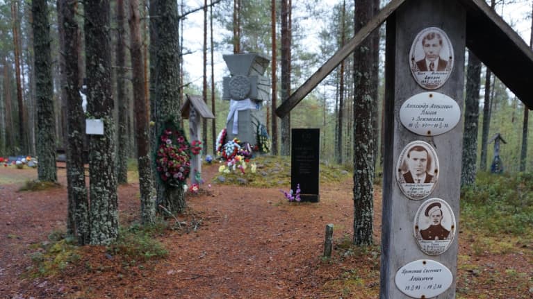 Uhrien muistomerkkejä Sandermohissa