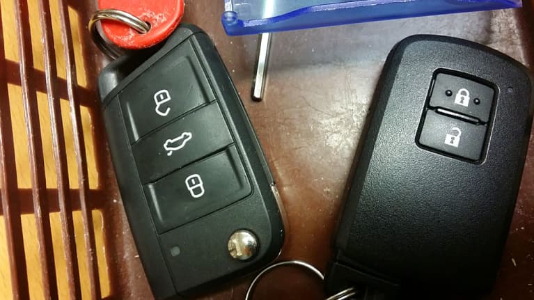 Auton avaimia korissa.