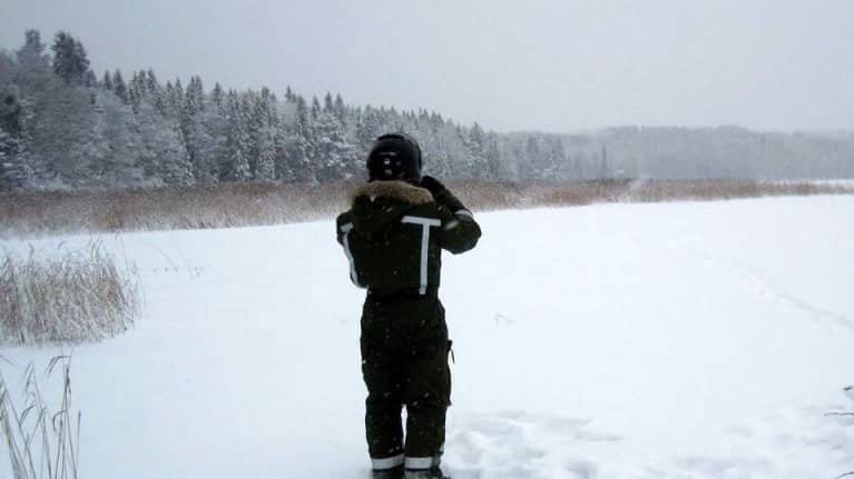 Rajavartija tähyää rajanylittäjien tulojälkiä Kiteen Kangasjärvellä tiistaina