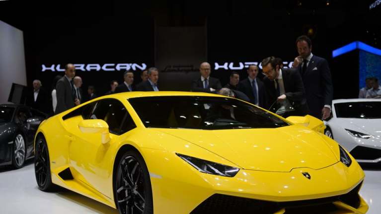 Keltainen Lamborghini