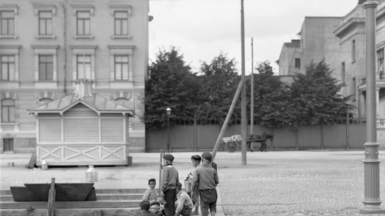 Poikia Hietalahden satamassa.