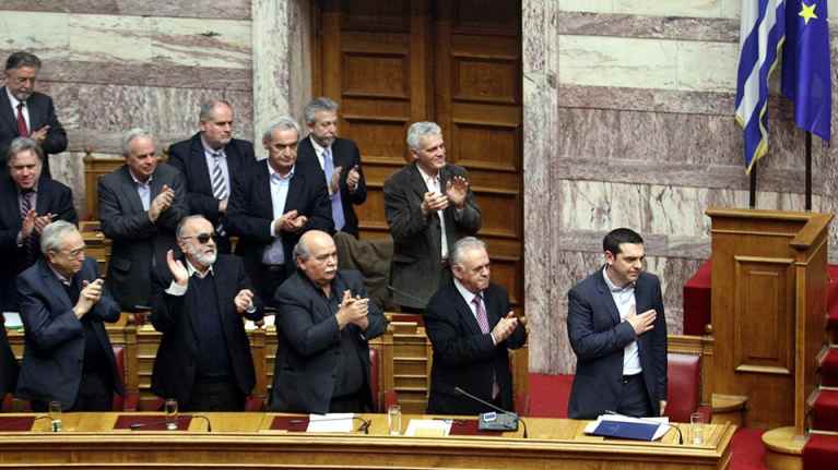 Kreikan hallituksen jäsenet osoittivat suosiotaan pääministeri Alexis Tsipraksen