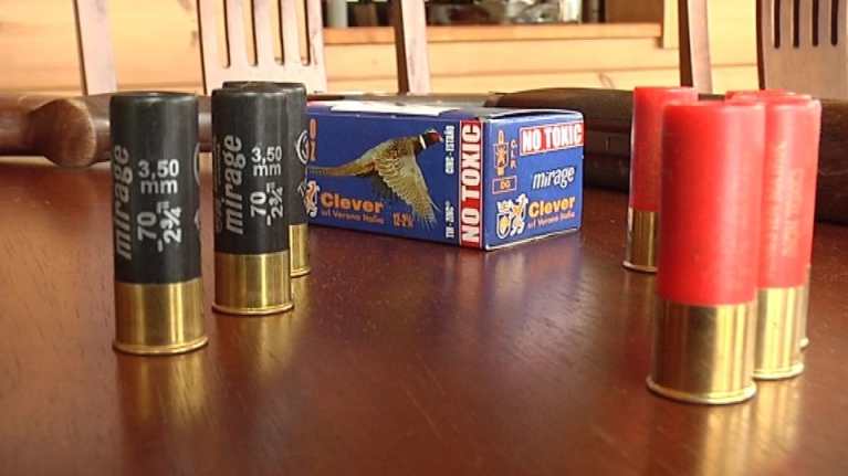 Haulikon patruunoita pöydällä