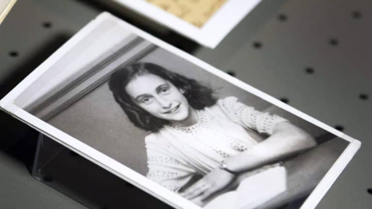 Valokuva Anne Frankista hänen nimeään kantavassa museossa Amasterdamissa.