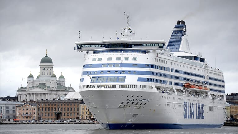 Silja Linen matkustajalaiva eteläsatamassa Helsingissä. Kauppatori, kaupungintalo ja Tuomiokirkko näkyvät laivan vasemmalla puolella.