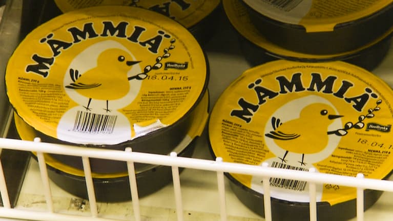 Mämmipakkauksia kaupan hyllyllä.