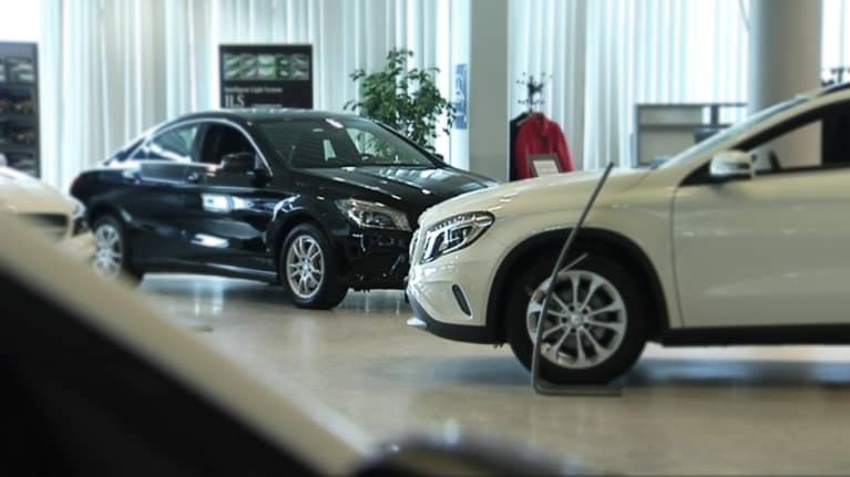 Autoja kaupan esittelyhallissa.