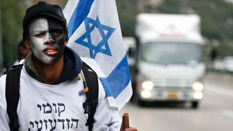 etiopianjuutalainen osoittaa mieltään.