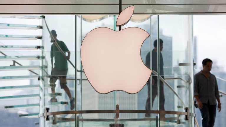 Applen logona takana on portaikko, jossa kävelee ihmisiä.