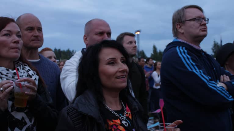 Nainen kuuntelee musiikkia.